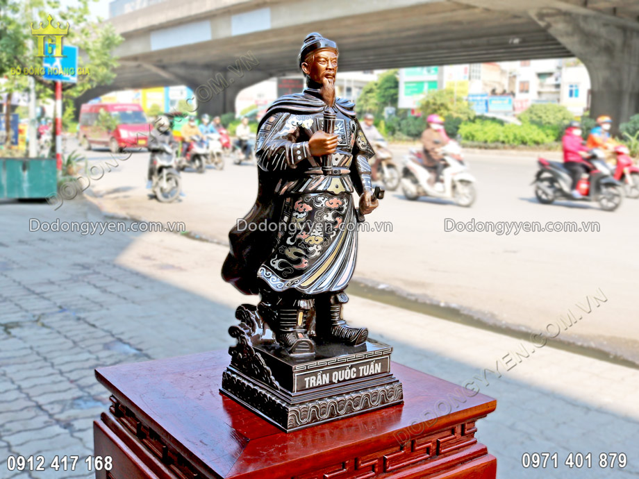 Pho tượng đồng Trần Quốc Tuấn được đ&uacute;c ho&agrave;n to&agrave;n theo phương ph&aacute;p thủ c&ocirc;ng